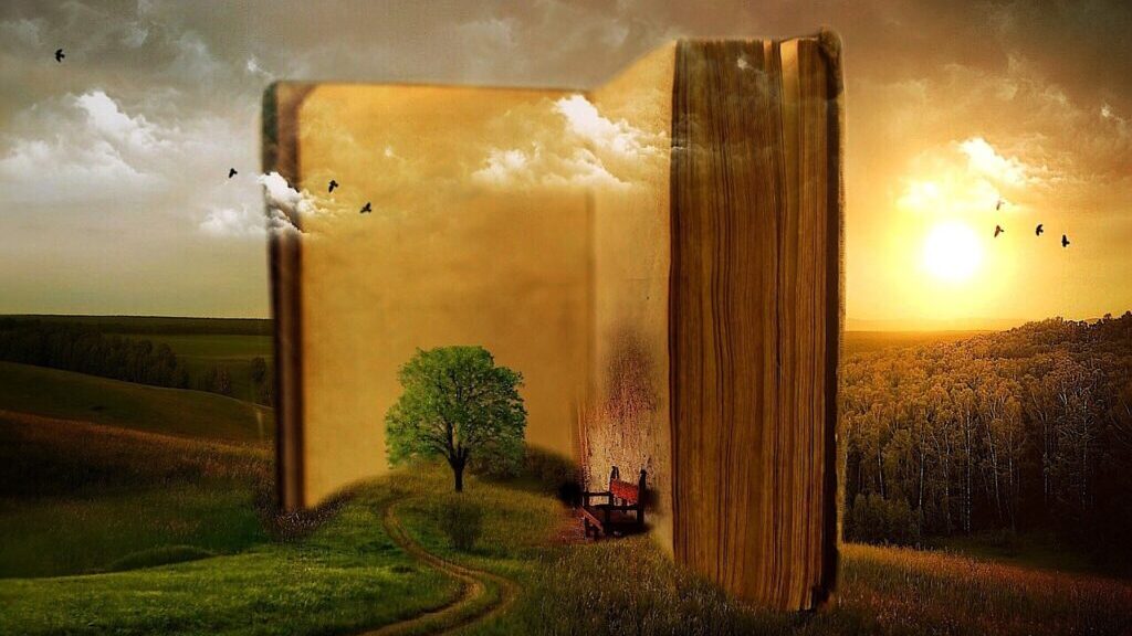 Tyylitelty digitaalinen taideteos, jossa maiseman keskellä seisoo pystyssä avoinainen kirja. Kirjan sisään johtaa polku, jonka varrella kasvaa puu. Kirja kuvastaa tarinaa, jonka sisään lukija voi kulkea. Taustalla maalaismaisema, jota värjää keltainen auringonvalo.
